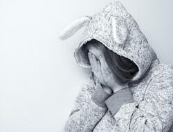 Sering Menangisi Hal-hal Kecil? Simak Cara Mengatasinya dengan Berikut!