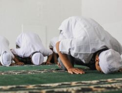 Hukum Aurat Terlihat Ketika Sujud