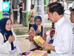 Silaturahmi dengan Nasabah Mekaar, Presiden Jokowi Berharap Keuntungan Jadi Investasi