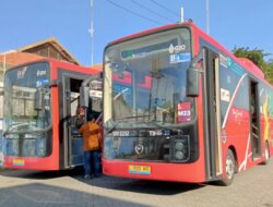 Bus Listrik Damri di Surabaya Berbasis “Buy The Service” Mulai Beroperasi