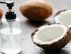 Manfaat Luar Biasa Menggunakan Air Kelapa untuk Rambut