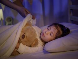 Anak Sering Tidur Larut Malam? Simak Penyebab dan Cara Mengatasinya Disini!