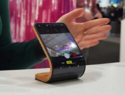 Smartphone Motorola Adaptive Display Concept Dipamerkan di MWC 2024, Layar 6,9″ yang Bisa Dipakai Sebagai Gelang