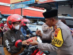 Berbagi Berkah Ramadan, Kapolres Sukoharjo Bagikan Takjil untuk Masyarakat