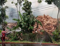 Timbunan Limbah Kayu di Sukoharjo Terbakar Berhari-hari Belum Padam, Asap Tebal Ganggu Warga
