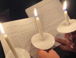 Suasana Kehidmatan Malam Paskah Gereja Katolik Hati Kudus Yesus Sukoharjo diawali dengan Upacara Cahaya