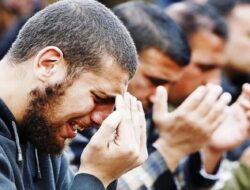 Saat Sholat Menangis, Apakah Batal?