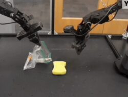 Robot YAY Stanford Mengharuskan Anda Meneriakkan Instruksi untuk Meningkatkan Kinerja
