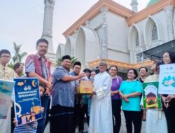 Datangi Masjid Agung Sukoharjo, Rombongan Umat Gereja Katolik Hati Kudus Yesus Sukoharjo Bagikan Takjil untuk Berbuka