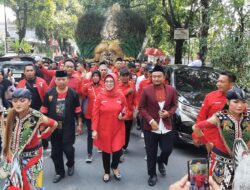 Diantar Seni Reog, Bupati Sukoharjo Kembalikan Formulir Penjaringan Bacabup PDIP