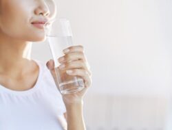Mengonsumsi Air Asin Saat Perut Kosong Setiap Pagi