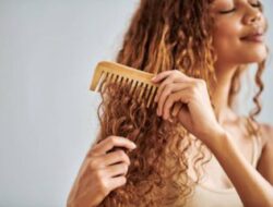 Tips Merawat Rambut Keriting dengan Bahan Alami