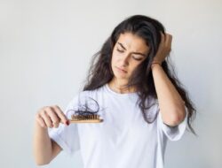 Apakah Benar Stres Menyebabkan Rambut Rontok? Ini Penjelasannya