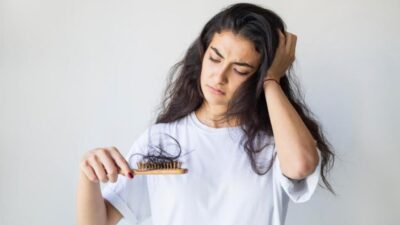 Apakah Benar Stres Menyebabkan Rambut Rontok? Ini Penjelasannya