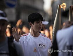 Jin BTS Membawa Obor Olimpiade Paris di Tengah Sorak Sorai Ribuan Penggemar