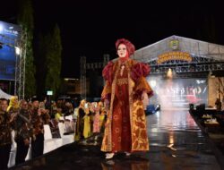 Ketika Bupati Jadi Model di Event Sukoharjo Fashion and Food Festival