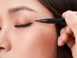 Bagaimana Hukum Wudhu Tapi Menggunakan Eyeliner Waterproof?