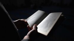 Membaca Al Qur’an Sampai Menangis, Bagaimanakah Hukumnya?