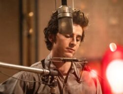 Review ‘A Complete Unknown’: Timothée Chalamet Tampil Luar Biasa sebagai Bob Dylan dalam Biopik James Mangold yang Unik dan Bersemangat