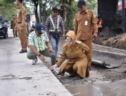 Cek Progres Pengecoran Jalan, Bupati Sukoharjo Minta Warga Bersabar
