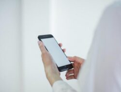 Bolehkah Saat Shalat Membaca Al-Qur’an Melalui HP?