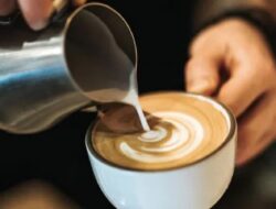 Apakah Kopi Membantu atau Membahayakan Kulit Anda? Mari Dengarkan Pendapat Pakar