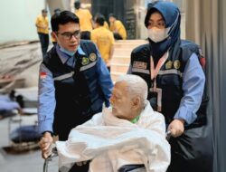 Safari Wukuf Bersama Jemaah Lanjut Usia, Ini Kisah Yuni yang Ikhlas Merawat dan Melayani