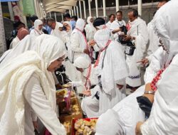Sisi Lain Pelaksanaan Haji 2025, Jemaah Haji Berburu Jajan Pasar Indonesia di Terminal Syib Amir