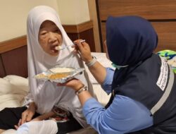 Kisah Pendamping Haji yang Mencapai Puncak Spiritual Saat Mengganti Popok Seorang Jemaah Lansia