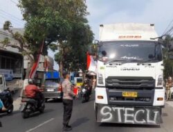 Gelorakan Nasionalisme Jelang HUT RI ke-80, Polisi Bagi-bagi Bendera Merah Putih