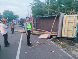 Truk Muatan Bambu Terguling di Begajah Sukoharjo, Sopir Meninggal di Lokasi