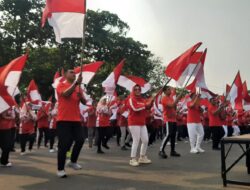 Sambut HUT Kemerdekaan ke-80 RI, Bupati Sukoharjo dan Forkopimda Flashmob Kibarkan Bendera Merah Putih Bersama ASN