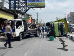 Truk Muatan Pasir Terguling di Jalan Telukan Sukoharjo, Arus Lalin Sempat Macet Parah