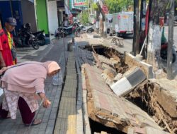 Tak Ada Hujan, Tiba-tiba Trotoar dan Taman depan Pasar Ir Soekarno Sukoharjo Ambrol