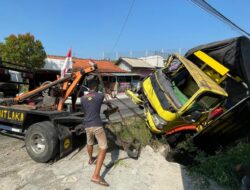 Gara-gara Senggolan, Satu Truk Terguling di Grogol Sukoharjo, Begini Ceritanya