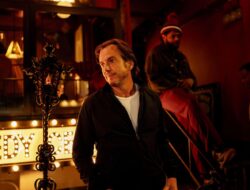 Review ‘Is This Thing On?’: Komedi Perceraian yang Menggugah Selera dari Bradley Cooper