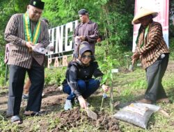Dukung Kelestarian Kawasan Gunung Kunci Kartasura, Bupati Tanam Pohon untuk Reboisasi