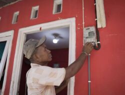 Upaya Kementerian ESDM dan PLN untuk Pemerataan Energi, Salurkan Bantuan Listrik Gratis untuk 100 Keluarga Prasejahtera di Fakfak