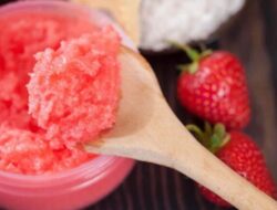 Scrub Wajah DIY: Cobalah Eksfoliator Stroberi dan Gula Merah Ini untuk Membuka Pori-pori yang Tersumbat