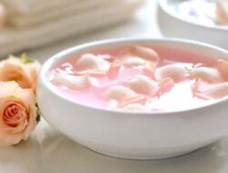 Air Mawar untuk Kulit: Apa yang Tidak Boleh Dicampur dengan Bahan Alami Ini