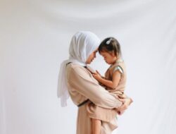 Penting untuk Diketahui, Bolehkah Ibu Menggendong Anak Saat Shalat?