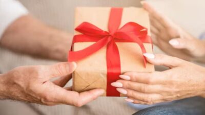 Yang Belum Tahu, Ini Penjelasan Hukum Bersedekah Sebelum Membayar Utang