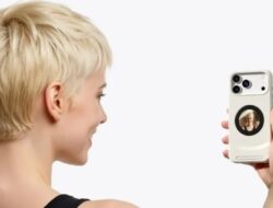 Casing iPhone 17 Pro Ini Menambahkan Layar Kedua yang Praktis di Bagian Belakang