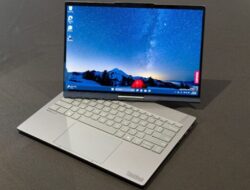 Lenovo ThinkBook Plus Gen 7 Auto Twist: Engsel Bermotor yang Diaktifkan Suara Bukan Lagi Sekadar Konsep