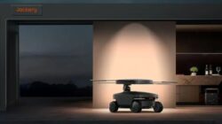 Robot Pengisi Daya Tenaga Surya Ini Bertindak seperti Pelayan dan Mengikuti untuk Mengisi Daya Perangkat Anda