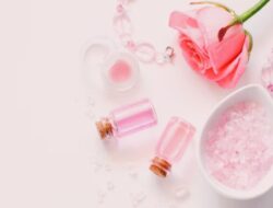 Ingin Kulit Bercahaya? Gunakan Scrub Buatan Sendiri dari Garam Merah Muda dan Air Mawar Ini!