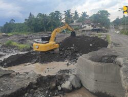 Terdampak Banjir Lahar Dingin Semeru di Lumajang, Kementerian PU Kerahkan Alat Berat Tangani Jembatan Limpas Gondoruso dan Tanggul Jebol