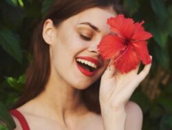 Kulit Kering dan Kusam? Coba Masker Wajah Kembang Sepatu dan Dapatkan Kulit Bercahaya yang Segar