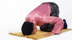 Penting untuk Diketahui, Begini Hukum Shalat Memakai Kaos Kaki