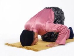 Penting untuk Diketahui, Begini Hukum Shalat Memakai Kaos Kaki